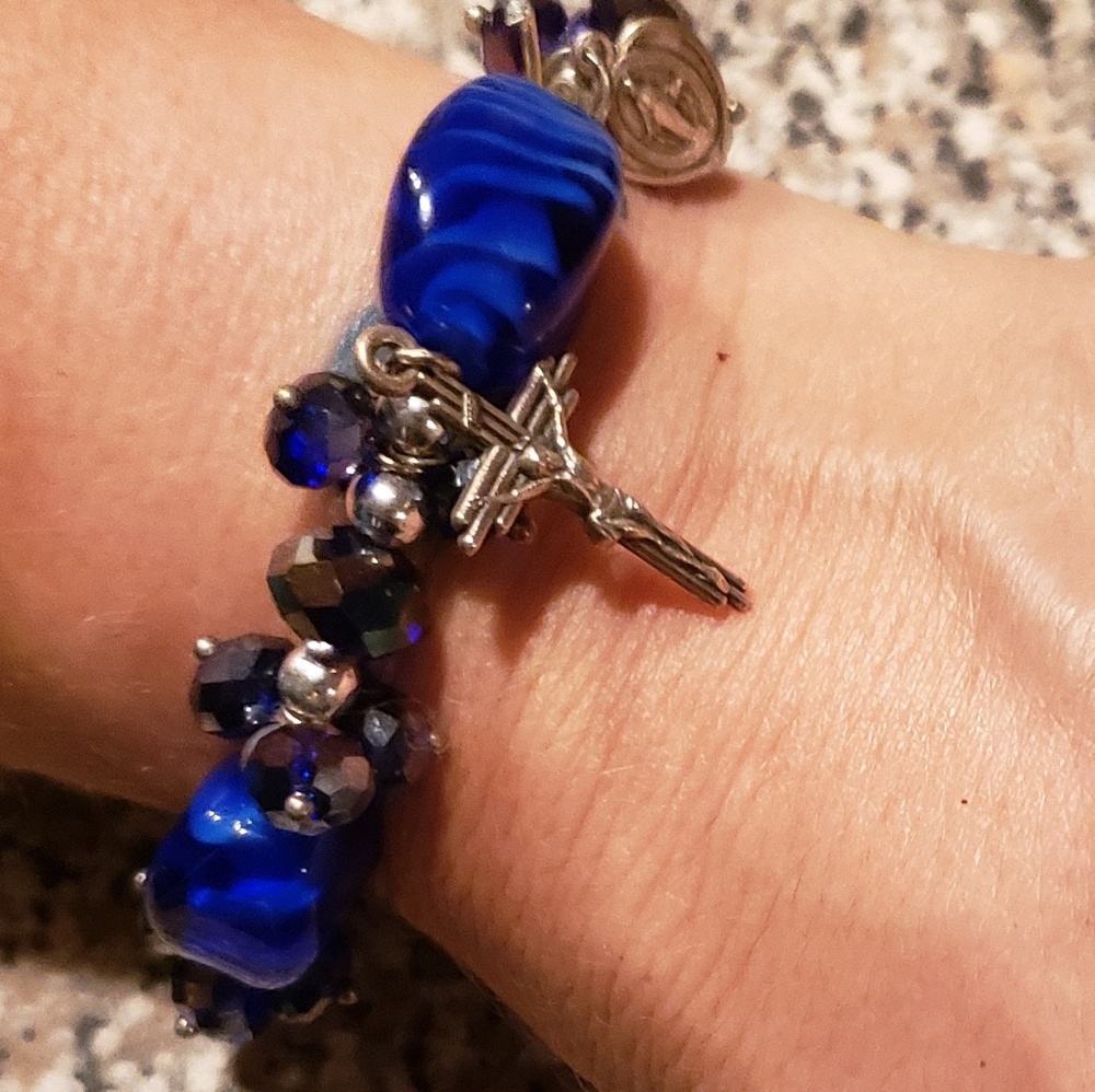 🔆Bracelet🔆 Bold Blue stretch beads with Cross